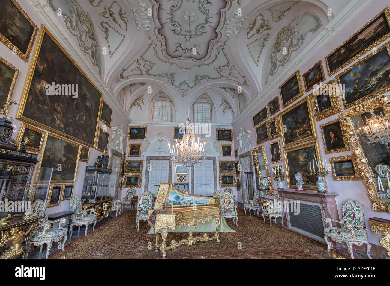 ISOLA BELLA, ITALIA, 06.21.2025: Interni lussuosi di una galleria in stile europeo, con dipinti incorniciati d'oro, mobili ornati, lampadari di cristallo, Foto Stock