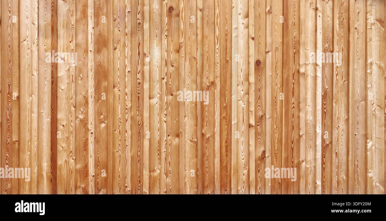 Parete in legno realizzata con pannelli verticali a grana marrone naturale Foto Stock