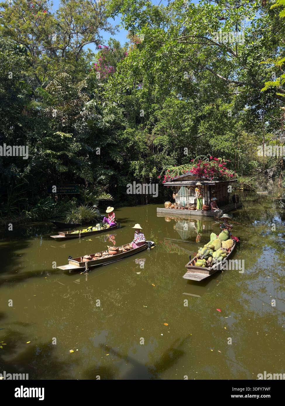 Barche thailandesi tradizionali in un fiume artificiale. Questa foto è stata scattata da Safari World, Bangkok, Thailandia. Foto Stock