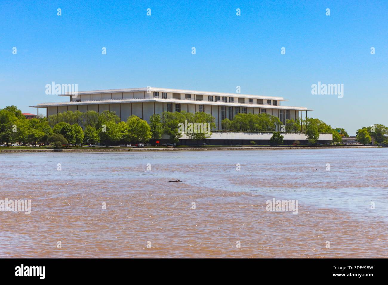 Il John F. Kennedy Center for the Performing Arts si affaccia sulle acque marroni e torbide del fiume Potomac dopo una forte pioggia a Washington, DC Foto Stock