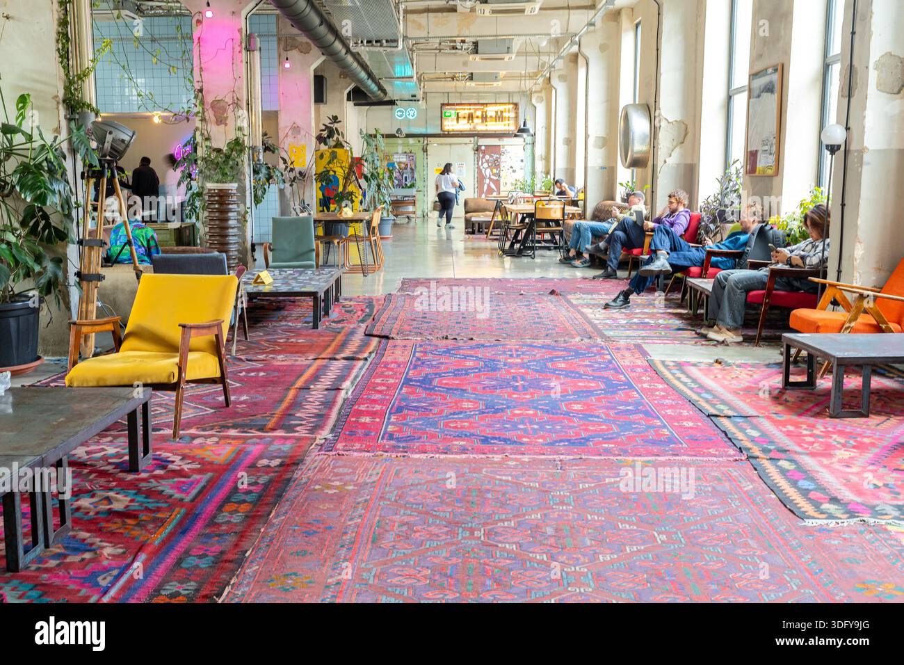 Vista della lobby interna del Fabrika Hostel a Tbilisi, caratterizzato da un design industriale eclettico e spazi sociali creativi. Fabrika Hostel a Tbilisi. Foto Stock