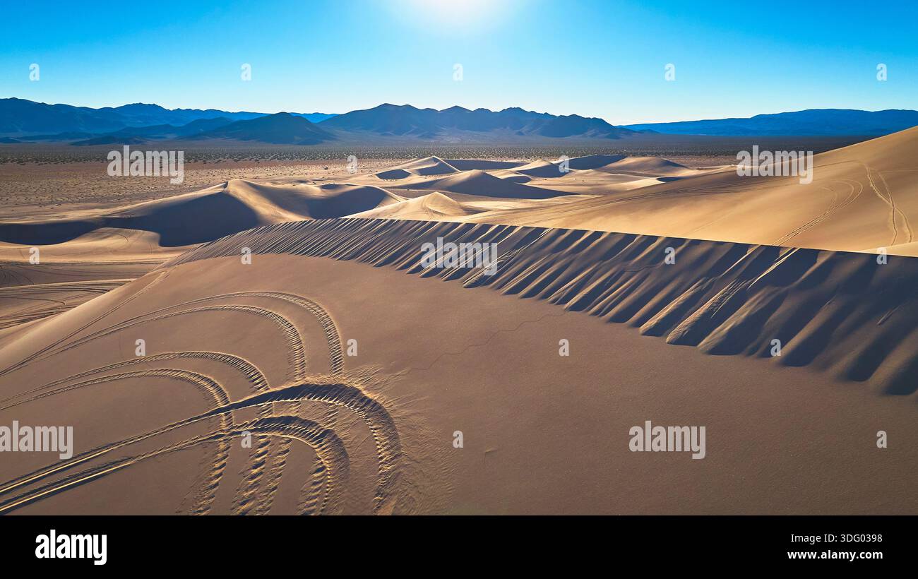 Piste aeree Big Dune Sand Dunes Tire e Mountain Landscape Nevada Foto Stock