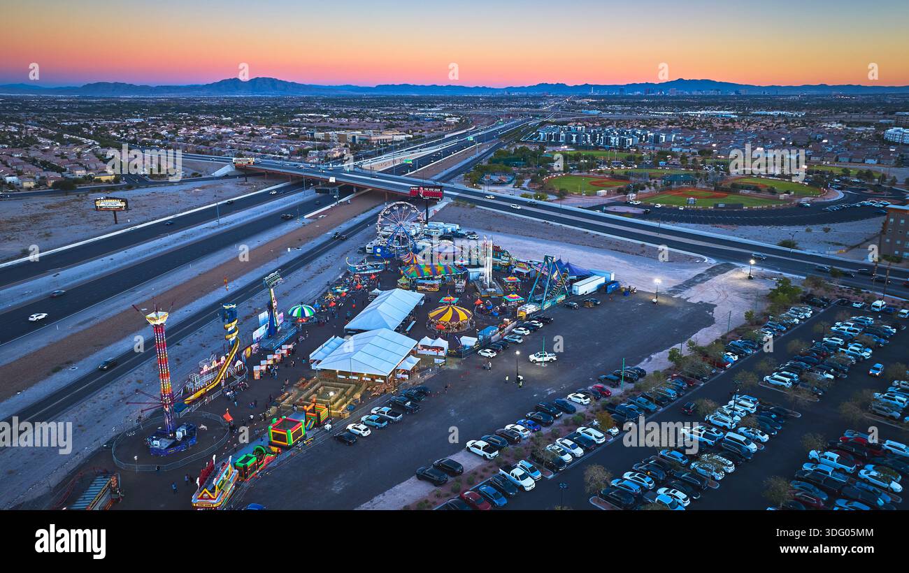Area fieristica aerea di Las Vegas, Nevada Carnival Fairground all'ora d'oro con paesaggio urbano Foto Stock