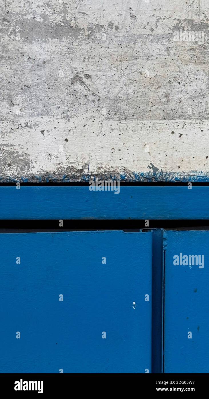 Muratura blu e grigia con aspetto industriale Foto Stock