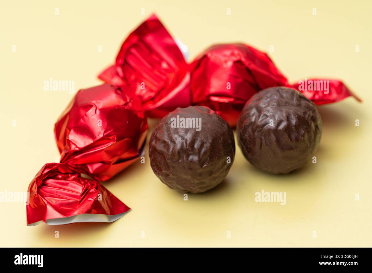 Primo piano di caramelle al cioccolato in involucri rossi Foto Stock