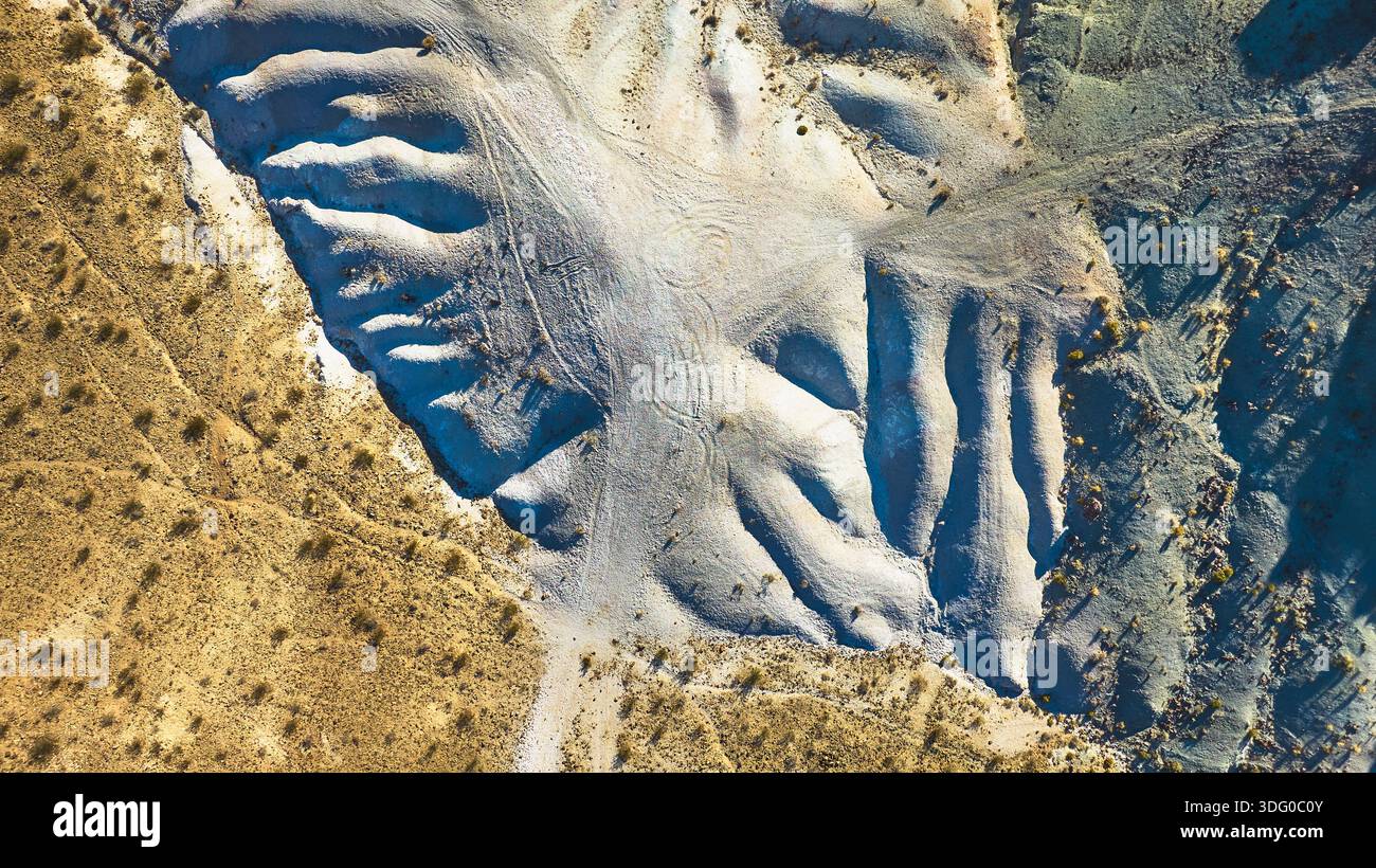 Aerial Nevada Desert Eroded Hills e Rugged Landscape dall'alto verso il basso Foto Stock