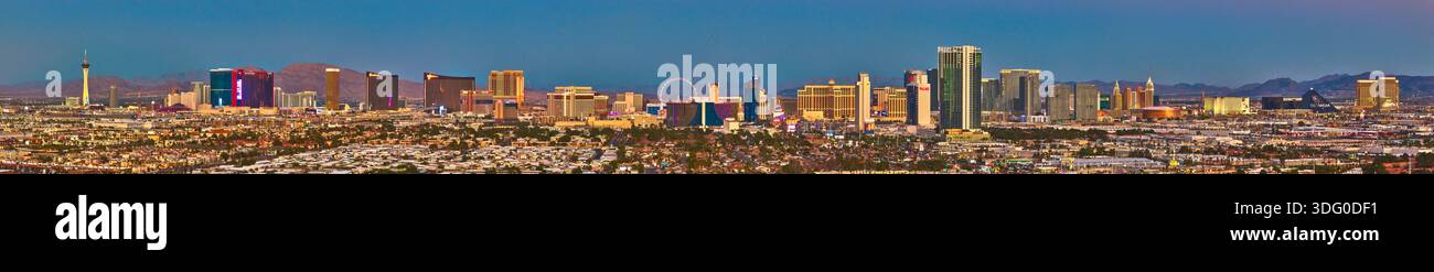 Panoramica aerea dello skyline della Strip di Las Vegas al Blue Hour Nevada Foto Stock
