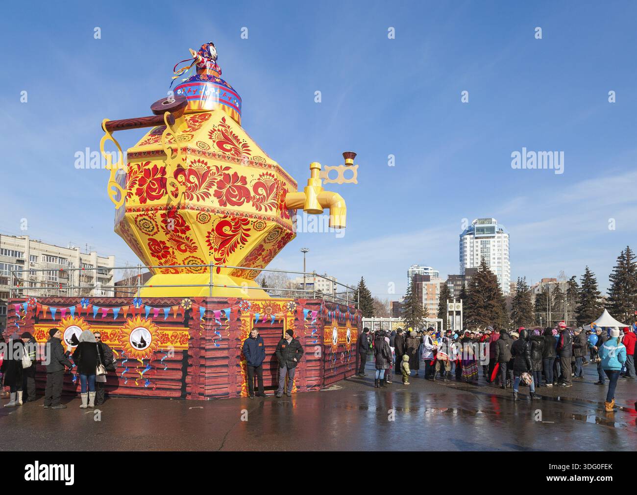 RUSSIA, SAMARA - 2 marzo 2014: Il popolo Samara celebra la Shrovetide. La Maslenitsa o Pancake Week è l'unica vacanza puramente slava che risale a t Foto Stock