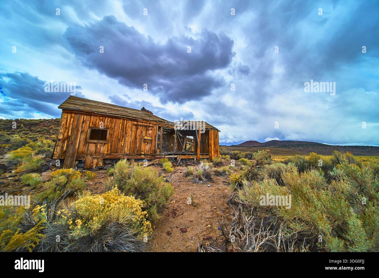Abandoned House e il suggestivo cielo nella riserva ecologica dei laghi River Spring in California Foto Stock