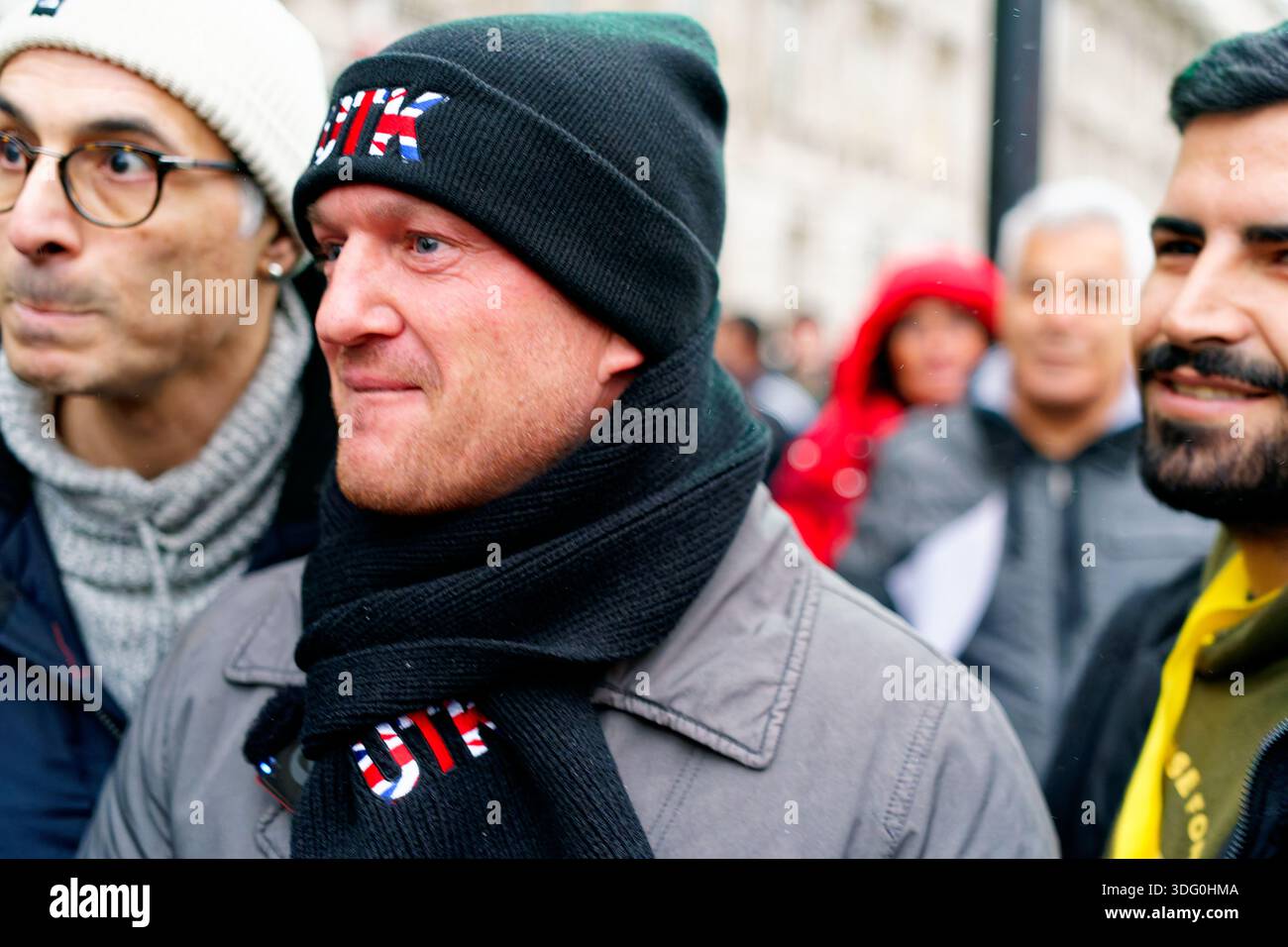 Stephen Christopher Yaxley-Lennon, meglio conosciuto come Tommy Robinson, fornisce interviste a una protesta contro il regime iraniano. Foto Stock