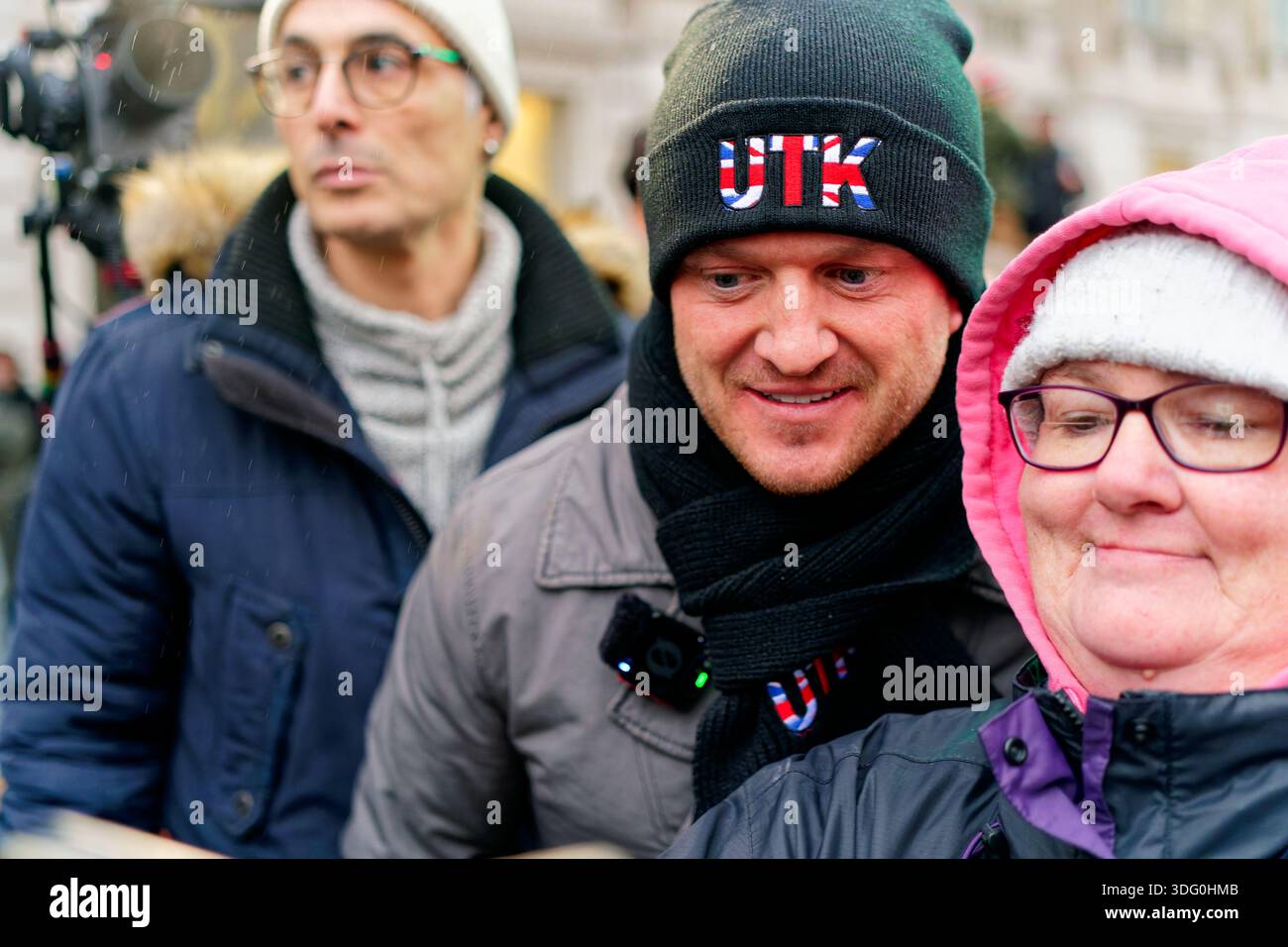 Stephen Christopher Yaxley-Lennon, meglio conosciuto come Tommy Robinson, fornisce interviste a una protesta contro il regime iraniano. Foto Stock