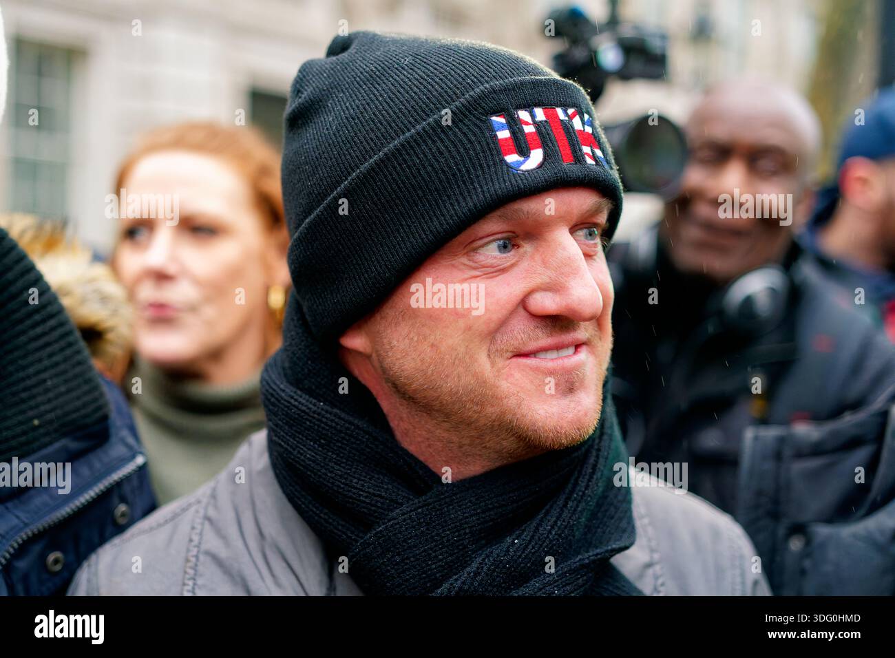 Stephen Christopher Yaxley-Lennon, meglio conosciuto come Tommy Robinson, fornisce interviste a una protesta contro il regime iraniano. Foto Stock