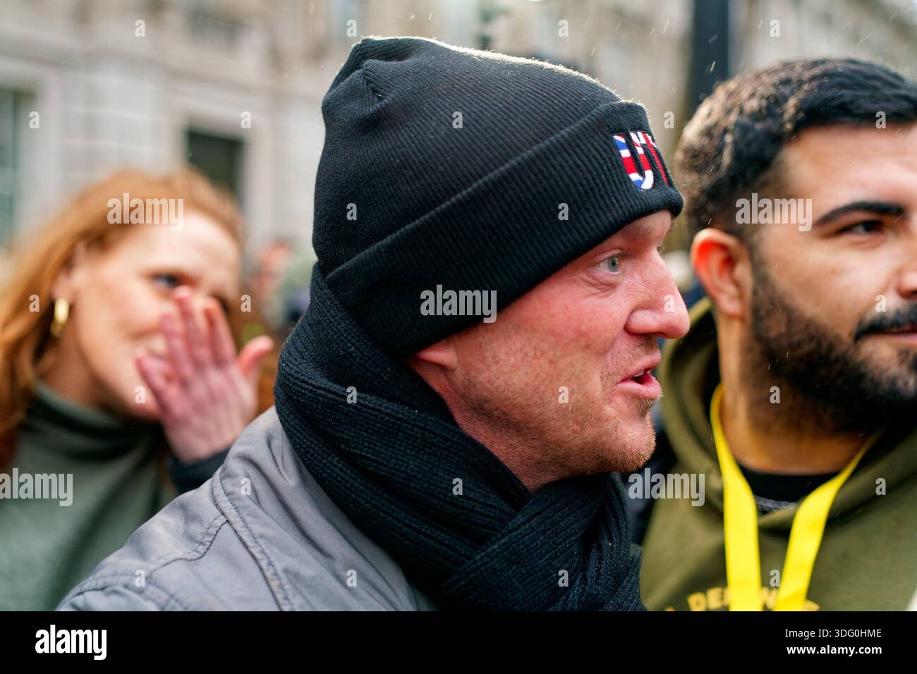 Stephen Christopher Yaxley-Lennon, meglio conosciuto come Tommy Robinson, fornisce interviste a una protesta contro il regime iraniano. Foto Stock