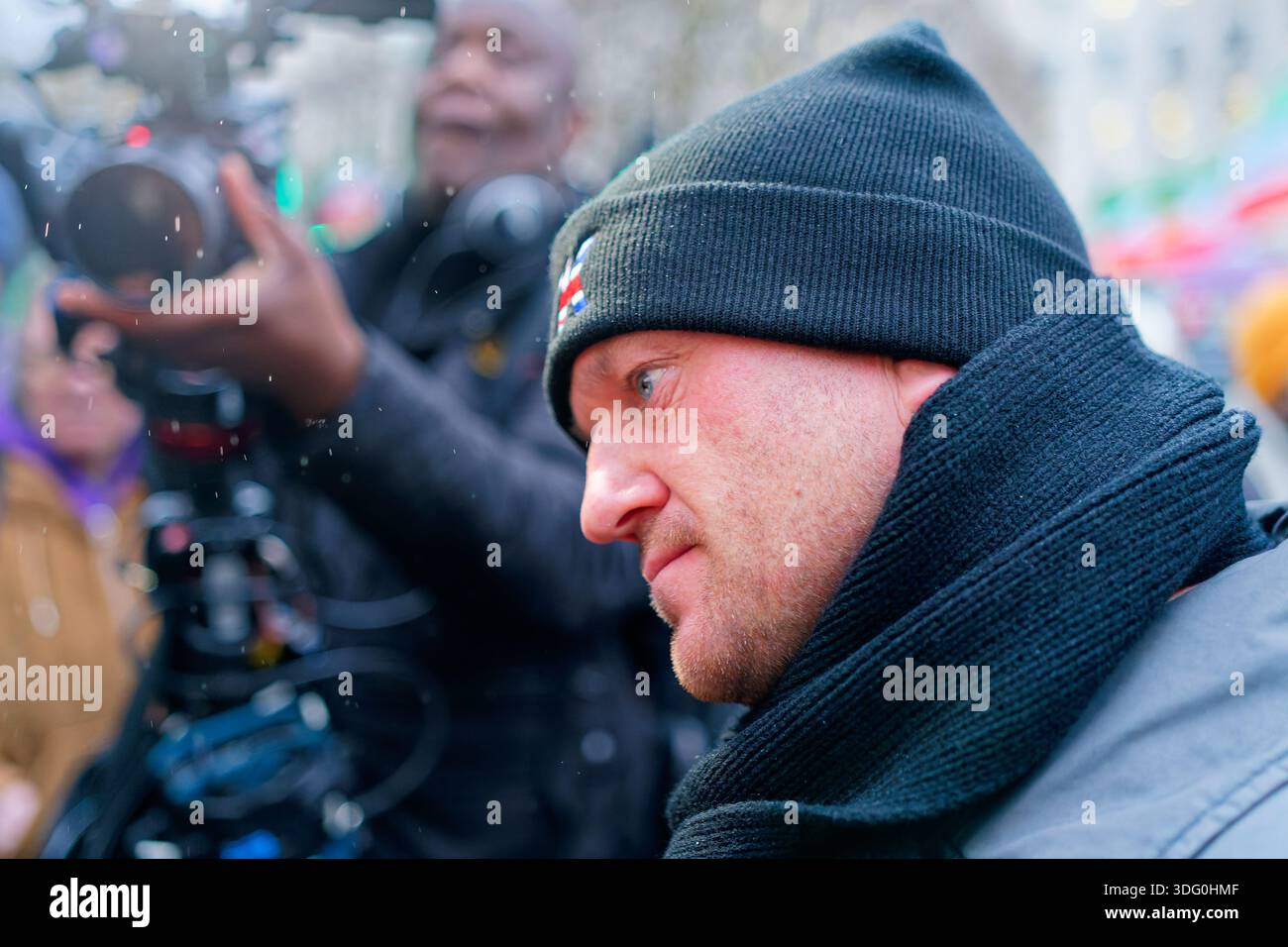 Stephen Christopher Yaxley-Lennon, meglio conosciuto come Tommy Robinson, fornisce interviste a una protesta contro il regime iraniano. Foto Stock