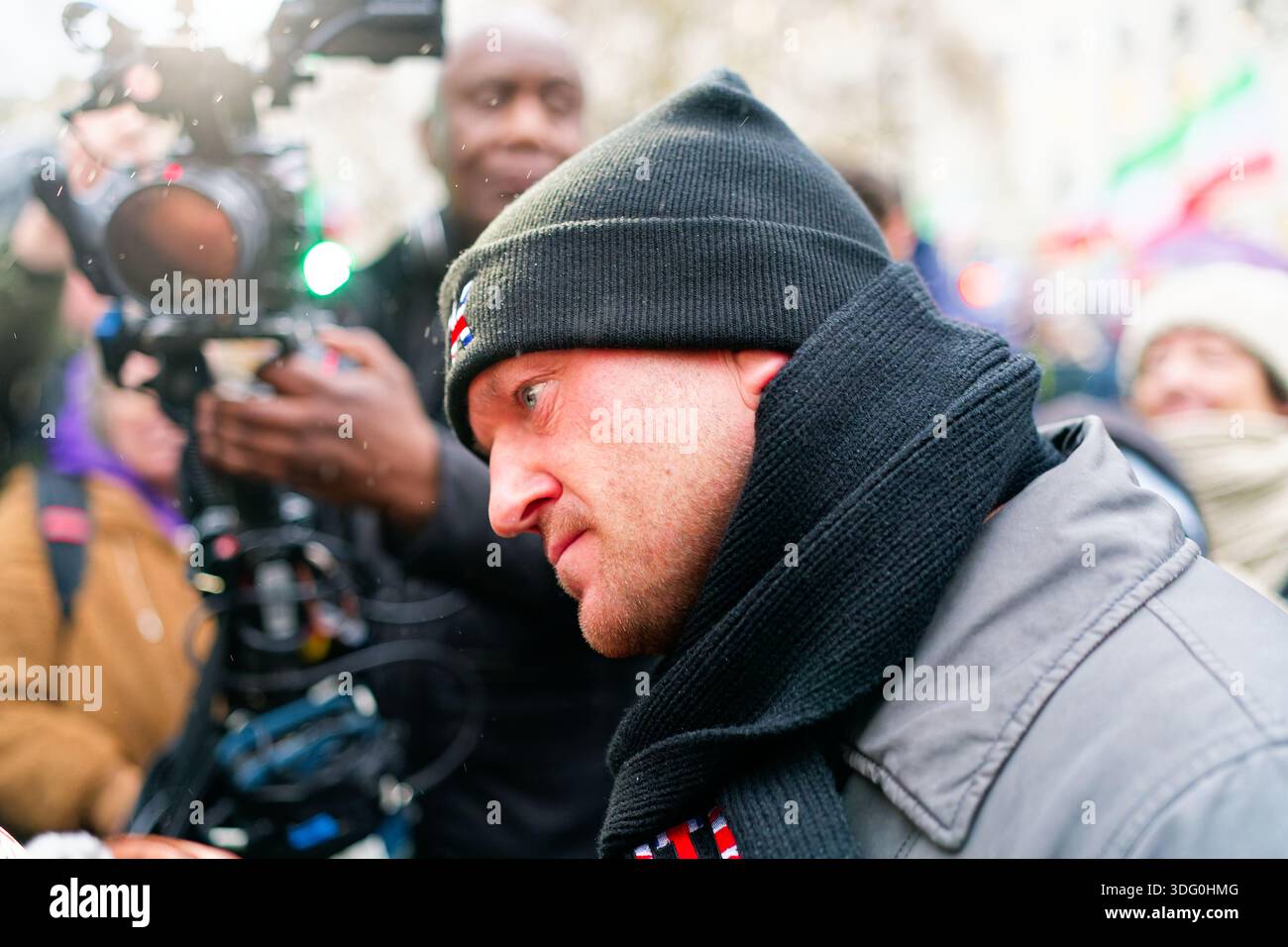 Stephen Christopher Yaxley-Lennon, meglio conosciuto come Tommy Robinson, fornisce interviste a una protesta contro il regime iraniano. Foto Stock