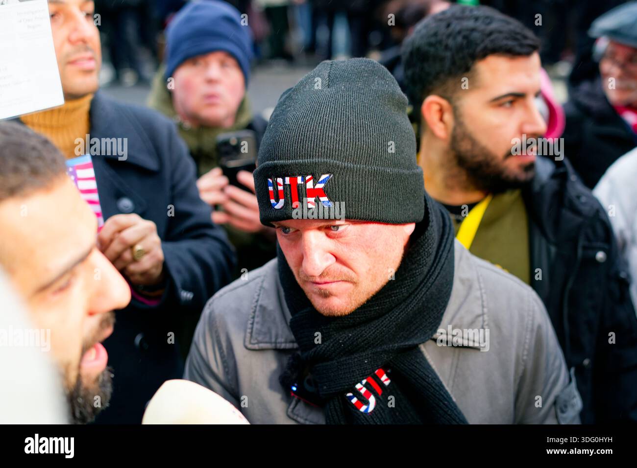 Stephen Christopher Yaxley-Lennon, meglio conosciuto come Tommy Robinson, fornisce interviste a una protesta contro il regime iraniano. Foto Stock