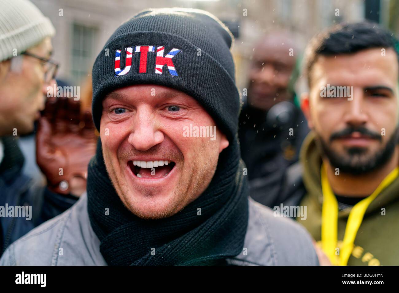 Stephen Christopher Yaxley-Lennon, meglio conosciuto come Tommy Robinson, fornisce interviste a una protesta contro il regime iraniano. Foto Stock