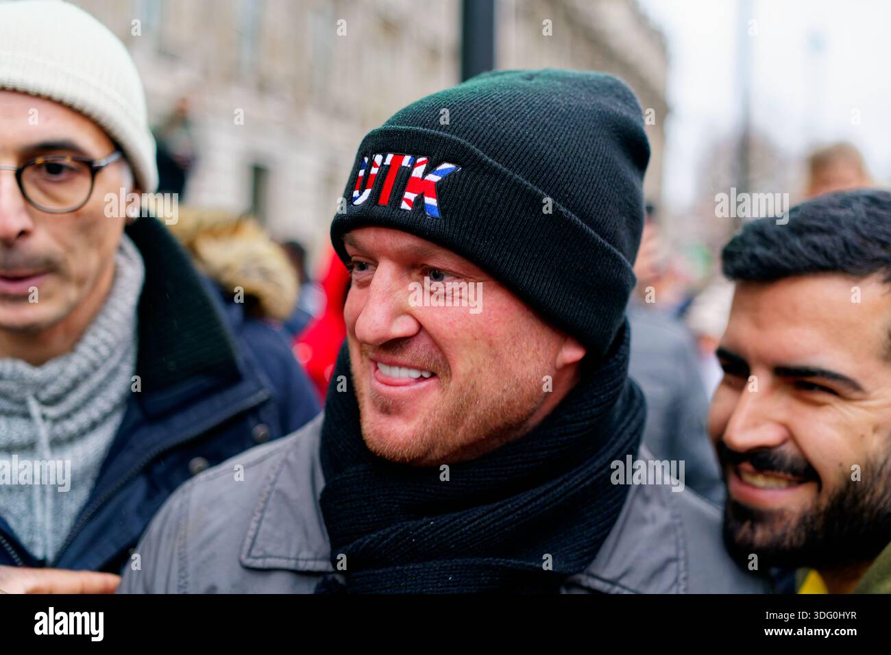Stephen Christopher Yaxley-Lennon, meglio conosciuto come Tommy Robinson, fornisce interviste a una protesta contro il regime iraniano. Foto Stock