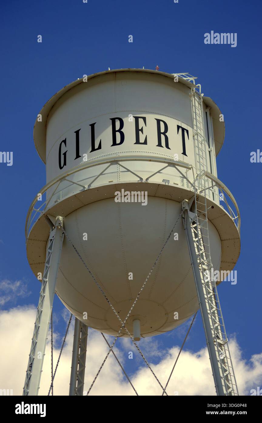 Storica torre acquatica situata nel centro di Gilbert, Arizona, un importante punto di riferimento locale. Foto Stock