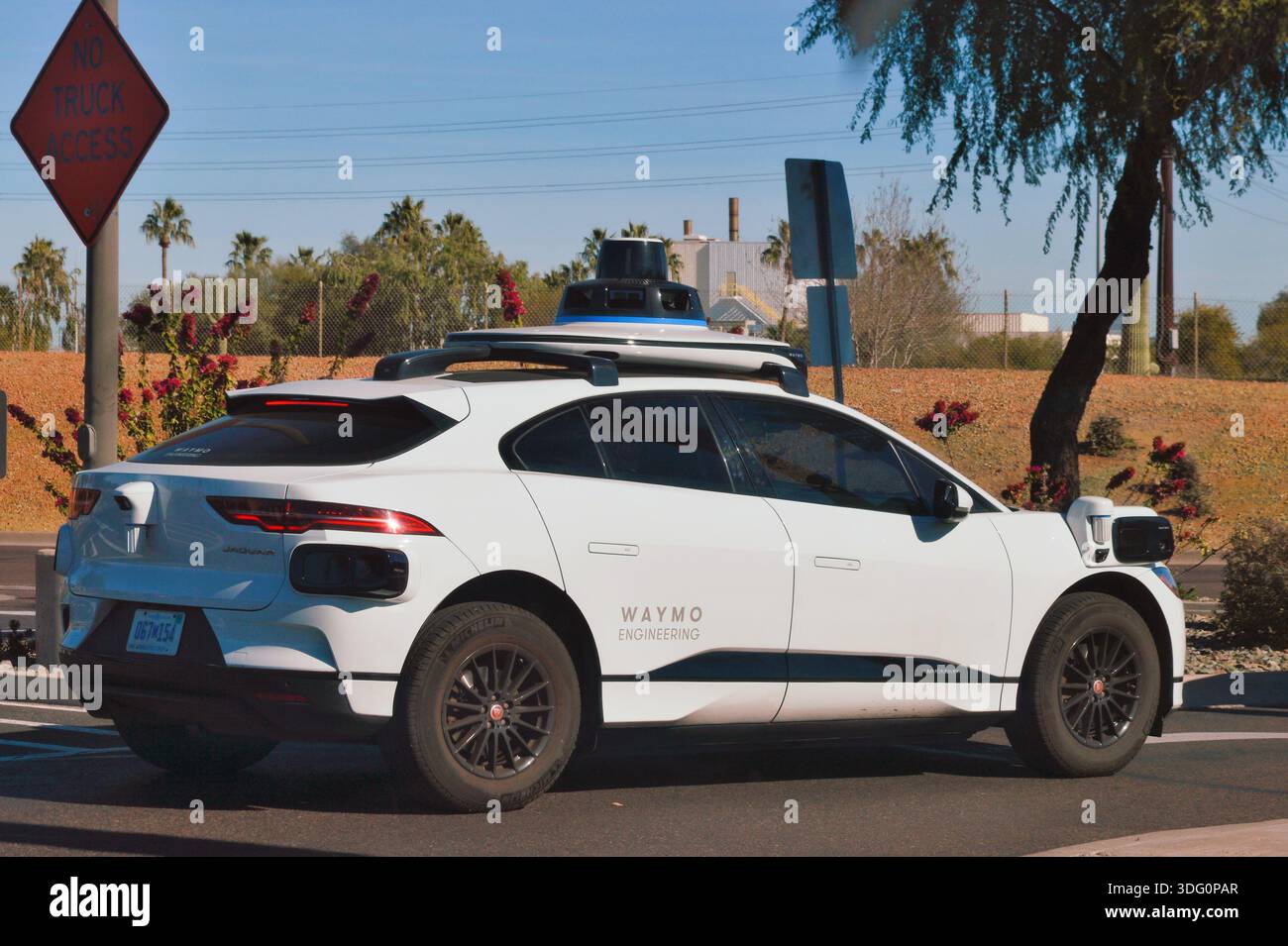 Waymo guida di un veicolo di prova autonomo in una strada cittadina a Chandler, Arizona. Foto Stock