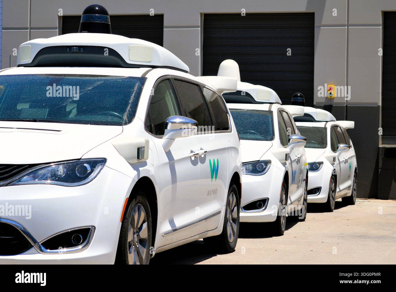 Veicoli autonomi Waymo parcheggiati in una struttura di assistenza a Mesa, Arizona. Foto Stock