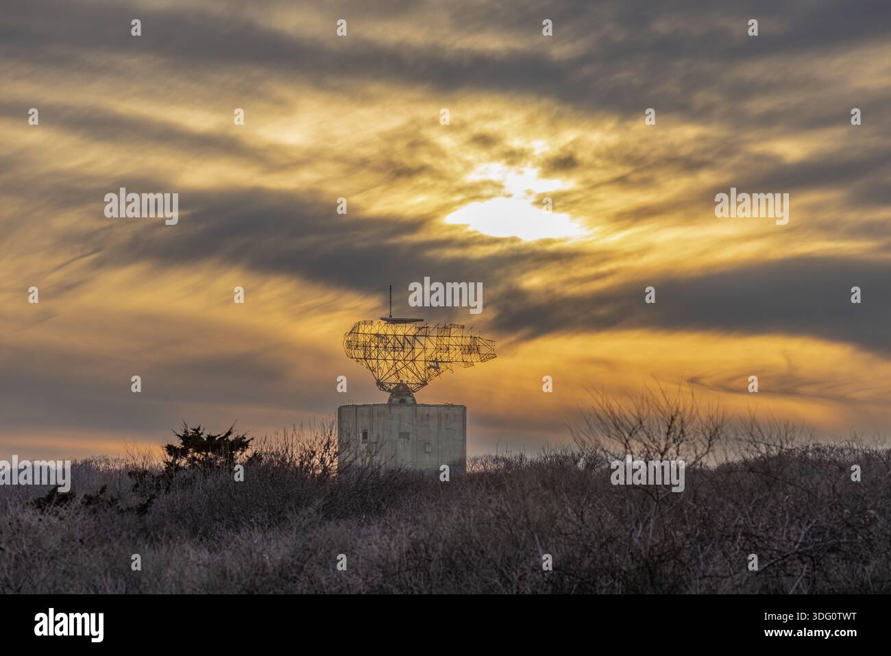 grande torre radar in accampamento eroe in un paesaggio invernale Foto Stock