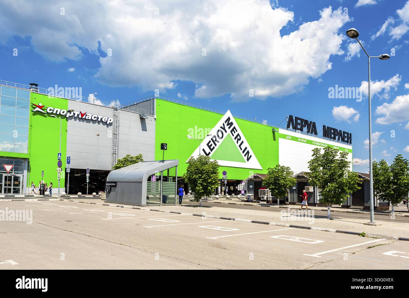 Samara, Russia - 22 Giugno 2019: Leroy Merlin Samara Store nella giornata di sole. Leroy Merlin è un Francese home-miglioramento e rivenditore di giardinaggio Foto Stock