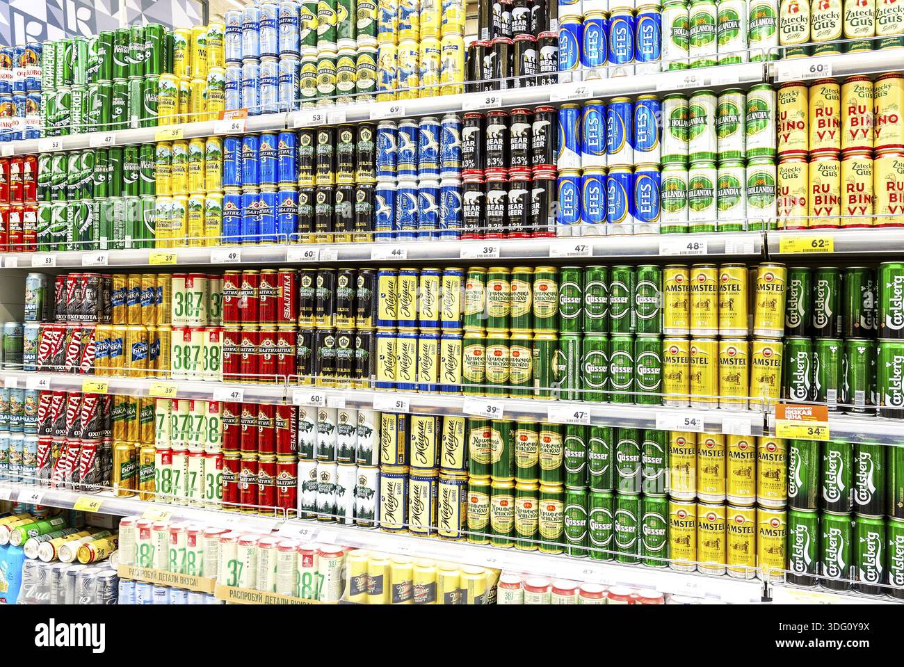 Samara, Russia - 9 Giugno 2019: Bassa bevande alcoliche. Diversi di lattine di birra con la fresca birra fresca pronti per la vendita nel supermercato Foto Stock