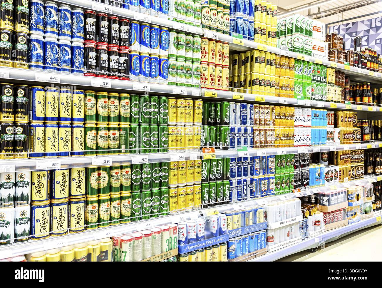 Samara, Russia - 9 Giugno 2019: Bassa bevande alcoliche. Diversi di lattine di birra con la fresca birra fresca pronti per la vendita nel supermercato Foto Stock
