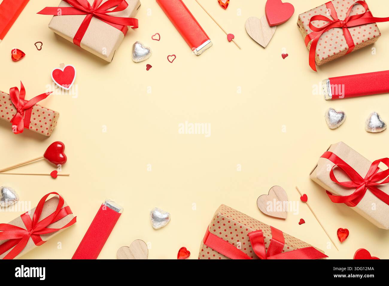 Cornice realizzata in scatole regalo con caramelle e cuori decorativi su sfondo beige. Festa di San Valentino Foto Stock
