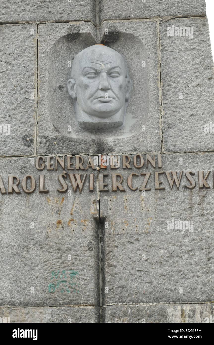 Ritratto in rilievo del generale Karol Świerczewski sull'ex monumento comunista a Jabłonki, Polonia, prima della sua rimozione. Foto Stock