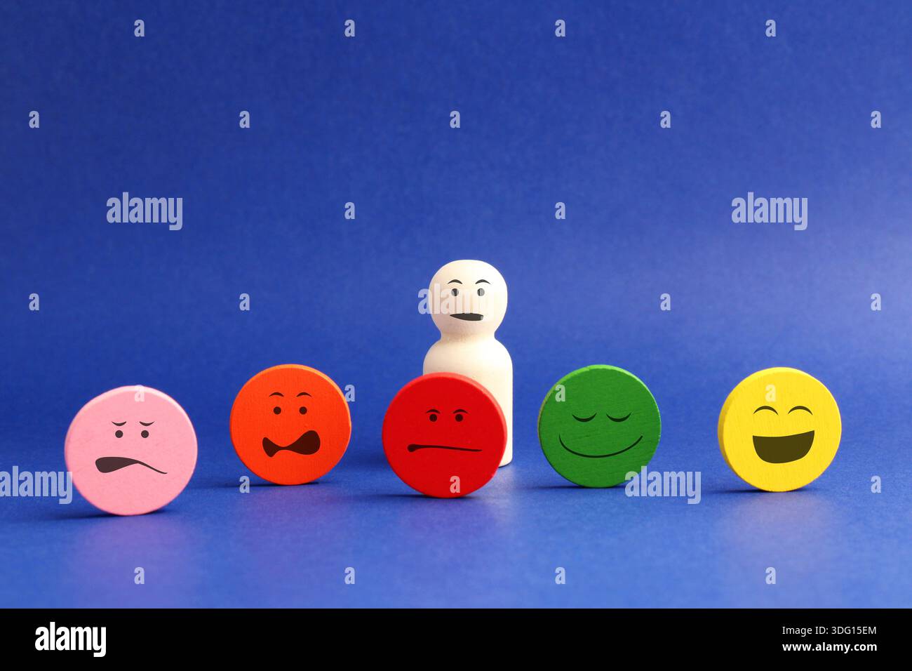 Utente accanto a cerchi colorati con diverse espressioni facciali che dimostrano il proprio livello di soddisfazione Foto Stock