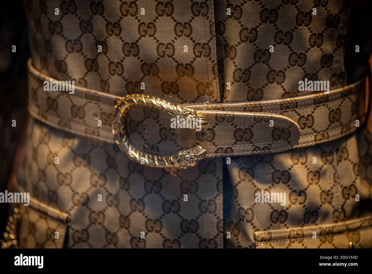 Milano, Italia - 2026, 13 gennaio: Primo piano di Gucci FW25 con cintura di design con fibbia oro e tessuto monogrammato, che mette in risalto la maestria artigianale di lusso e l'ic Foto Stock