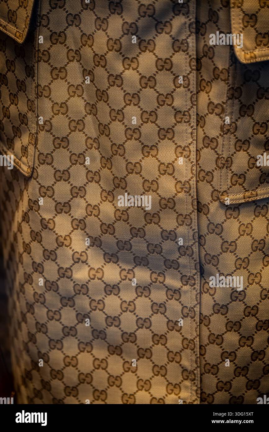 Milano, Italia - 2026, 13 gennaio: Primo piano della giacca Gucci FW25 con iconico monogramma GG, tessuto premium e design sofisticato, perfetta per il lusso Foto Stock