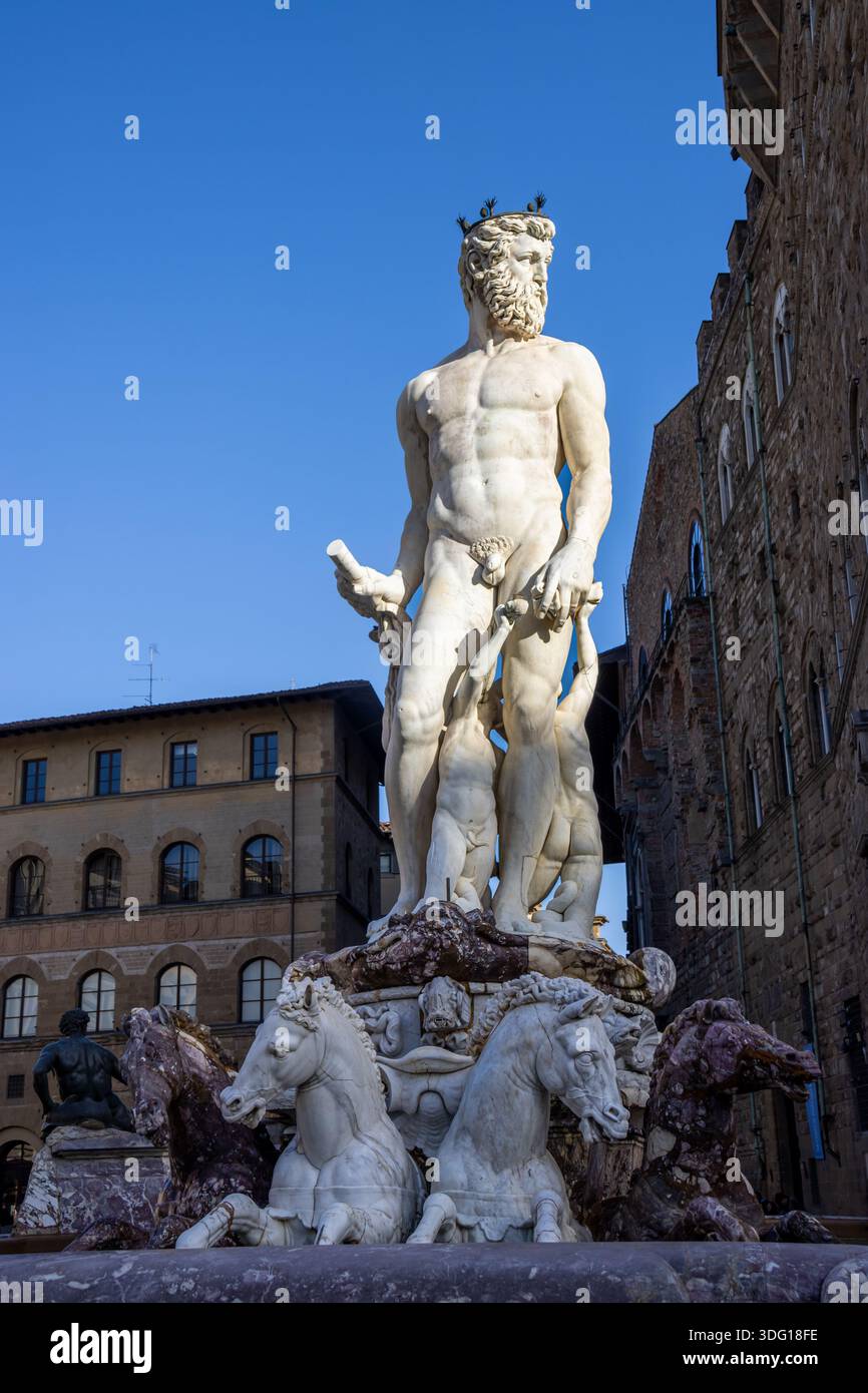 Fuente de Neptuno de Florencia en la plaza de la Señora, da palazzo Vecchio, con su majestuosa estatua en Mármol del dios Neptuno. Italia Foto Stock