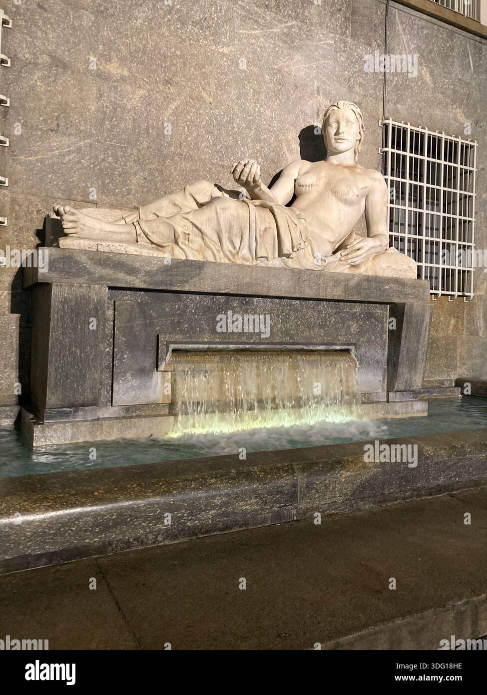 Italia, Piemonte, Torino, Piazza C.L.N., Fontana della Dora Riparia, Fontana della Dora Riparia di Umberto Baglioni data 1939 Foto Stock