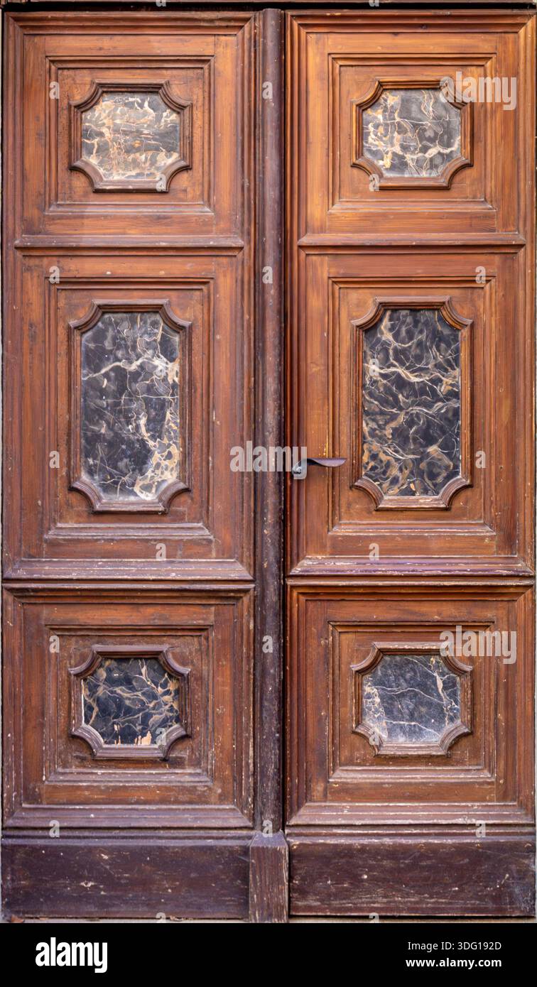 Porte in legno con inserti in marmo in stile vintage. Porte con pannelli in marmo. Foto Stock
