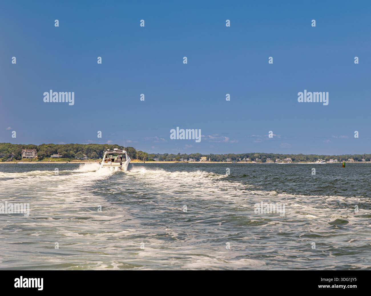 yacht a motore che lascia dietro un grande risveglio Foto Stock