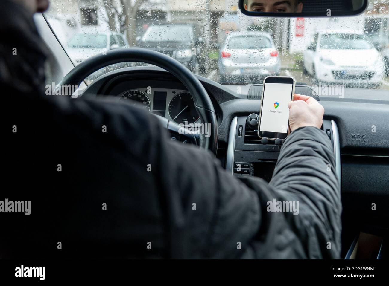 Bar, Montenegro, 12 gennaio 2026, navigatore smartphone app Google Maps per conducente Foto Stock