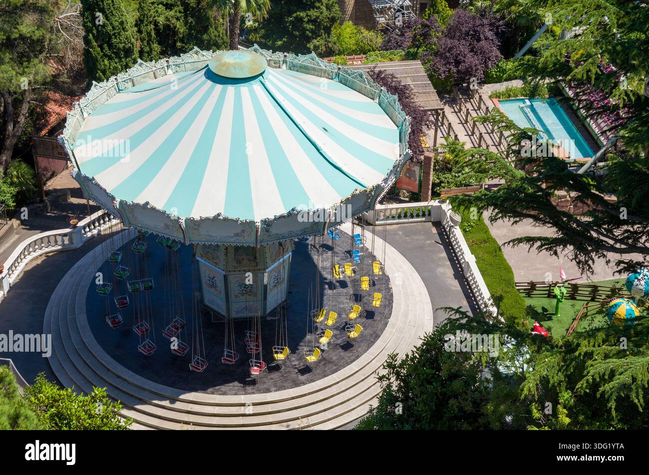 Giostra Vintage Swing Carousel nel parco divertimenti all'aperto Foto Stock