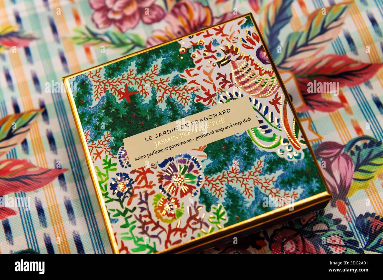 Parigi, Francia - 30 marzo 2025: Un colorato le Jardin de Fragonard Jasmin Perle de la confezione regalo di sapone profumato esposta su una vivace superficie floreale con Foto Stock