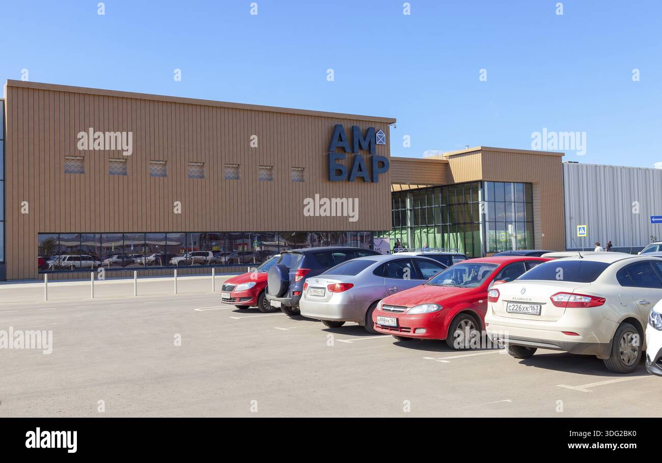 SAMARA, RUSSIA - 30 AGOSTO 2014: Samara Hypermarket Ambar. Uno dei più grandi centri commerciali di Samara, aperto nell'agosto 2014 Foto Stock