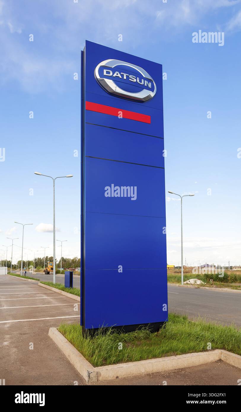SAMARA, RUSSIA - 30 AGOSTO 2014: Simbolo ufficiale della concessionaria di Datsun. Datsun è un marchio automobilistico di proprietà della Nissan Motor Company Foto Stock