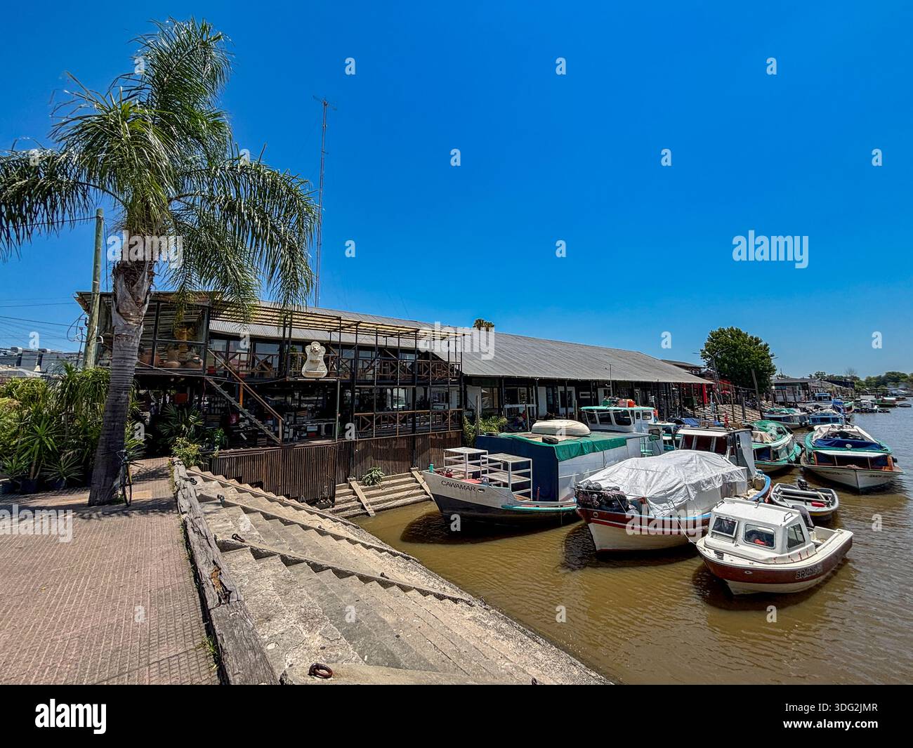 Le barche ormeggiate al porto di Puerto de Frutos Tigre scaricano prodotti regionali e forniture per i negozi locali di Buenos Aires Argentina. Foto Stock