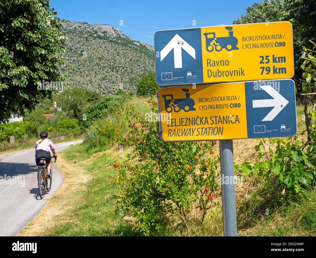 Ciclista che passa la segnaletica lungo il Ciro Trail Foto Stock