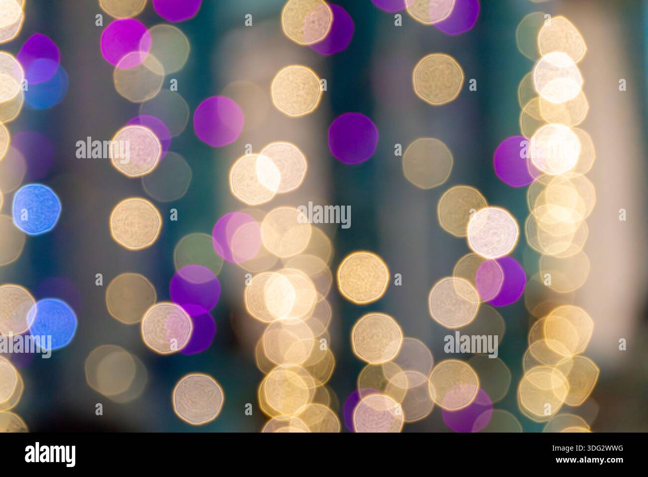 Le impostazioni intenzionali della fotocamera e la distanza dalle sorgenti luminose creano questa estetica, utilizzata per migliorare l'impatto emotivo o mascherare la complessità dello sfondo in co Foto Stock