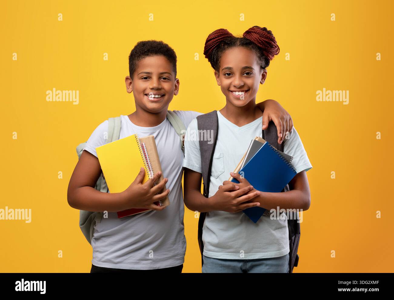 Carino afroamericano ragazzo e ragazza andare a scuola Foto Stock