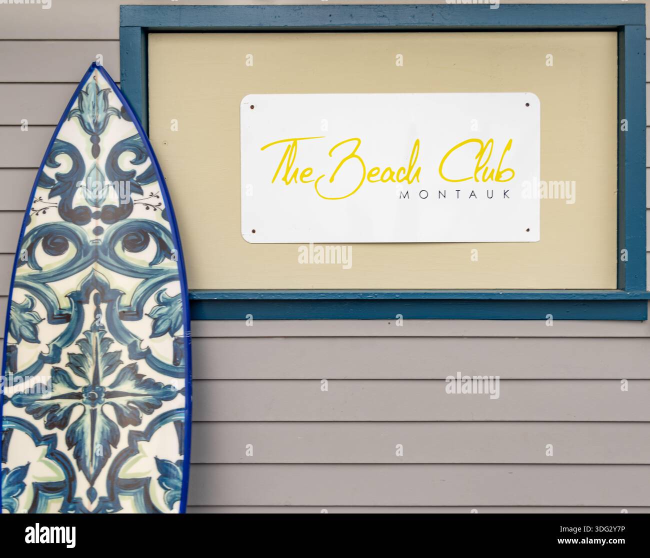 Tavole da surf e cartello per il Beach club al resort Gurney's a montauk Foto Stock