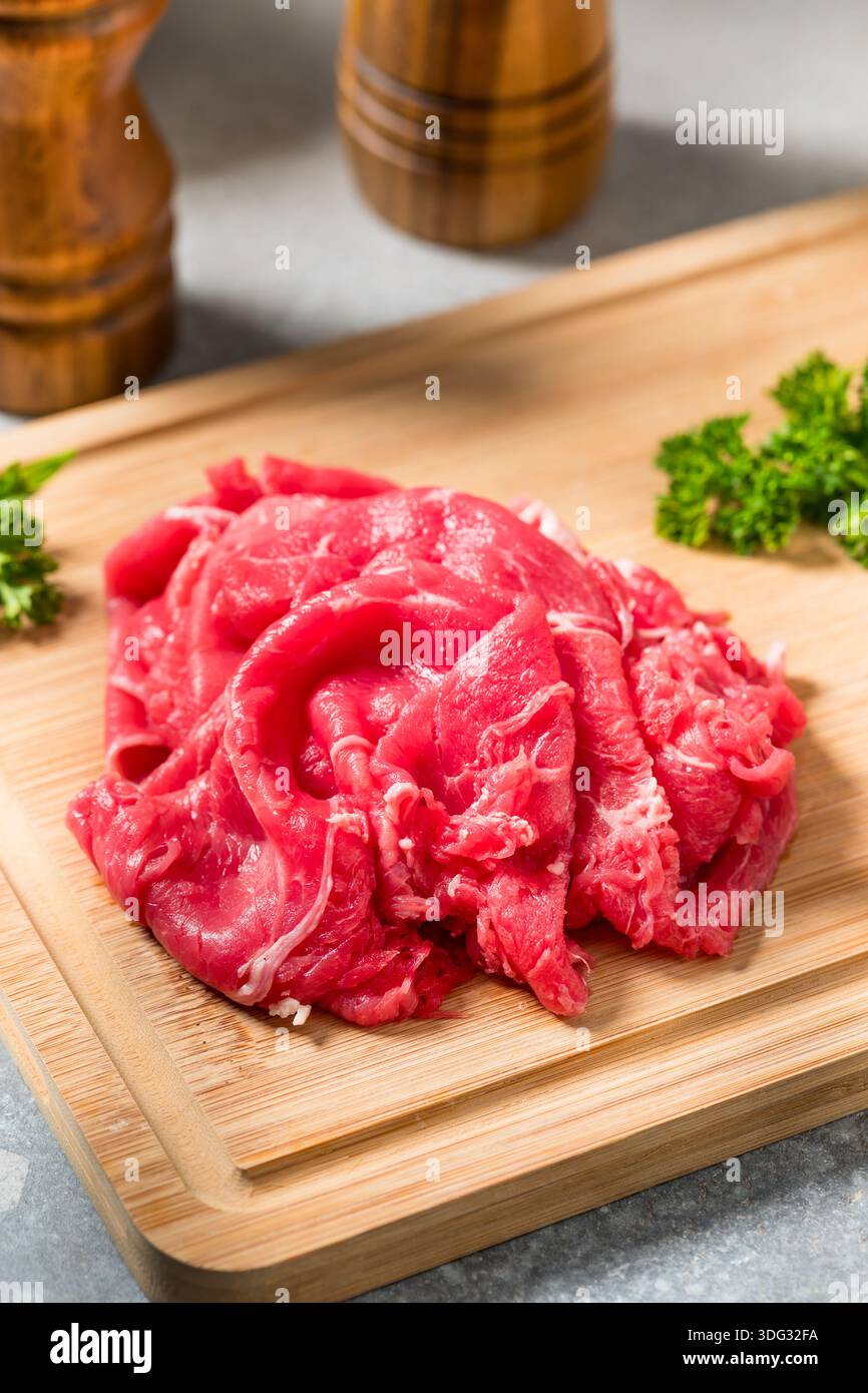 Carne di manzo rasata cruda con erba pronta per la cottura Foto Stock