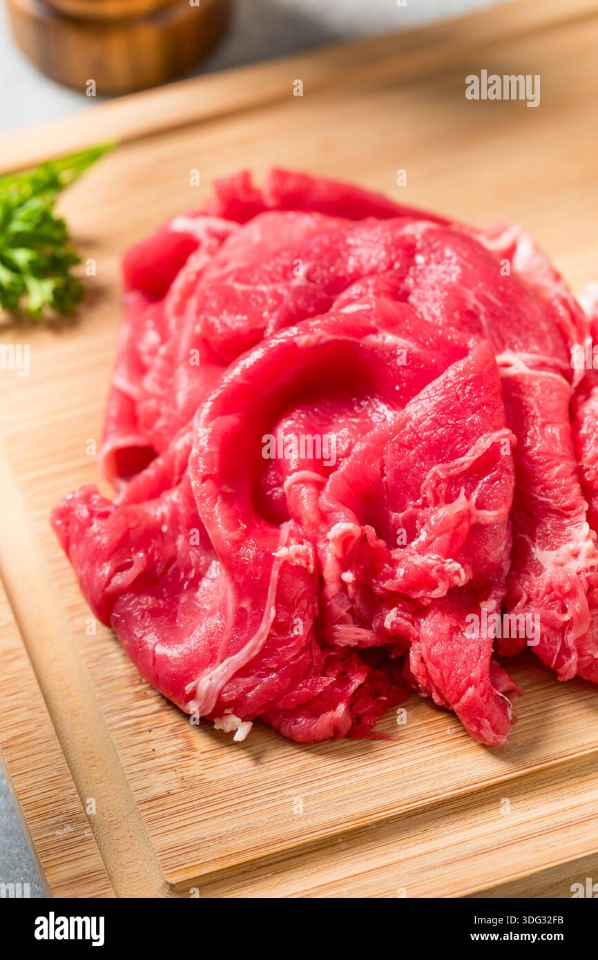 Carne di manzo rasata cruda con erba pronta per la cottura Foto Stock